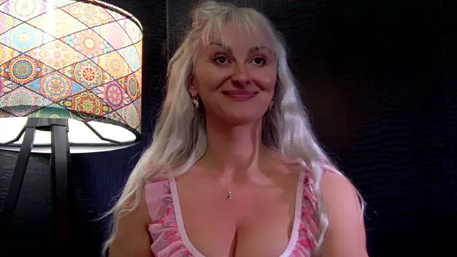 LeticiaReys online show from March 11, 2:00 pm