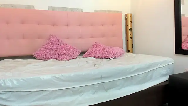 Snapshot of SamanthaFox_8 chatting on November 18, 10:40 am SamanthaFox 8 online show from November 18, 10:40 am