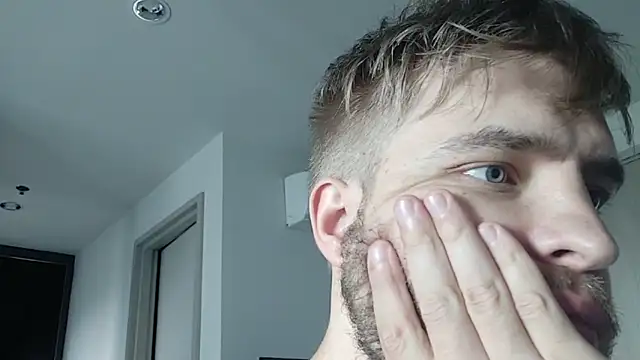 Snapshot of me_andfriends chatting on October 13, 7:10 am me andfriends online show from October 13, 7:10 am