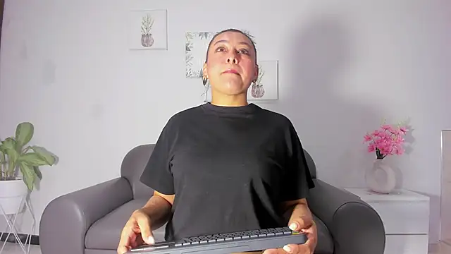 Snapshot of susan_hotmilf chatting on October 18, 11:56 am susan hotmilf online show from October 18, 11:56 am