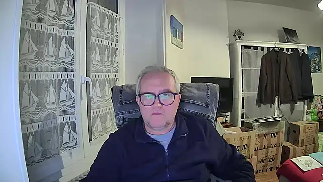 Snapshot of macdut67 chatting on February 17, 2:20 am macdut67 online show from February 17, 2:20 am