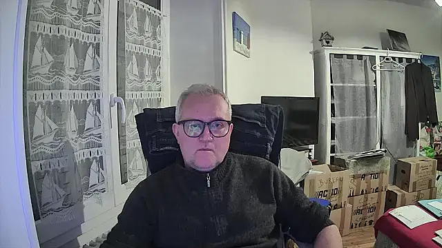 Snapshot of macdut67 chatting on March 1, 4:23 am macdut67 online show from March 1, 4:23 am