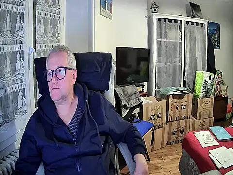 Snapshot of macdut67 chatting on February 5, 1:45 am macdut67 online show from February 5, 1:45 am