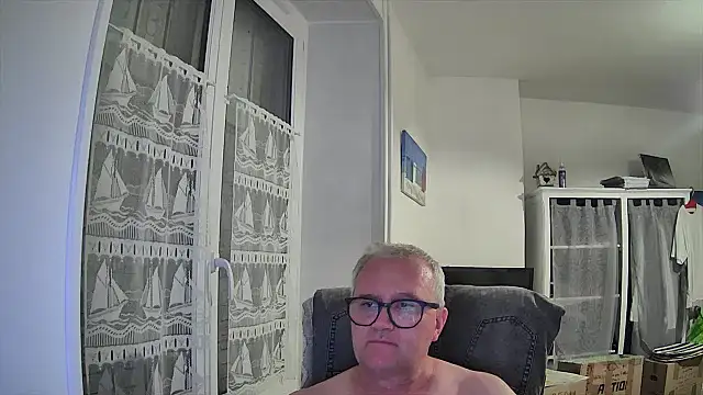 Snapshot of macdut67 chatting on July 19, 12:52 am macdut67 online show from July 19, 12:52 am