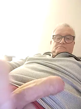 Snapshot of macdut67 chatting on April 11, 2:30 am macdut67 online show from April 11, 2:30 am