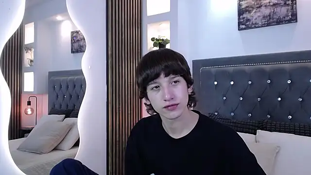 Emo Boy  online show from April 1, 8:17 pm