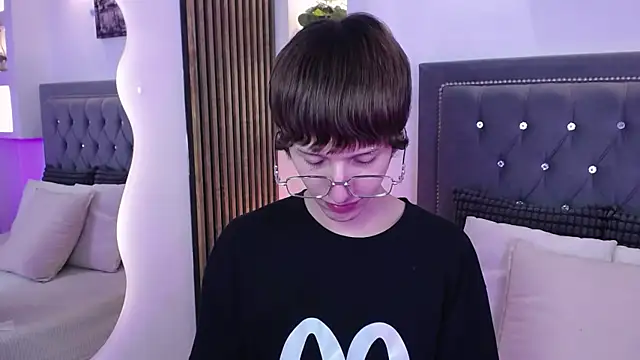 Emo Boy  online show from May 18, 4:40 am