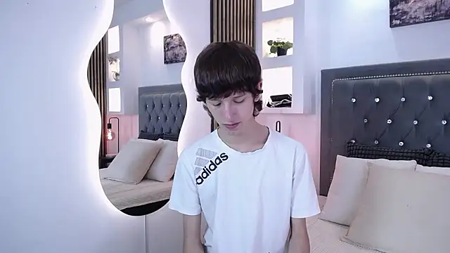 Emo Boy  online show from March 19, 8:20 pm