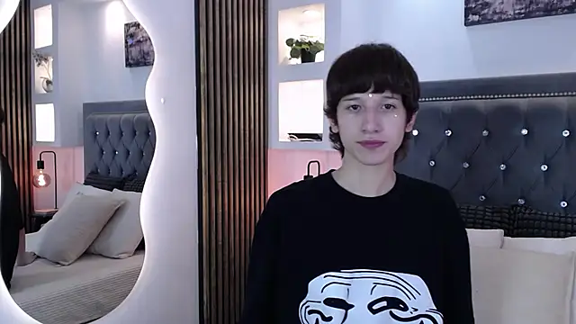 Emo Boy  online show from April 14, 8:25 pm