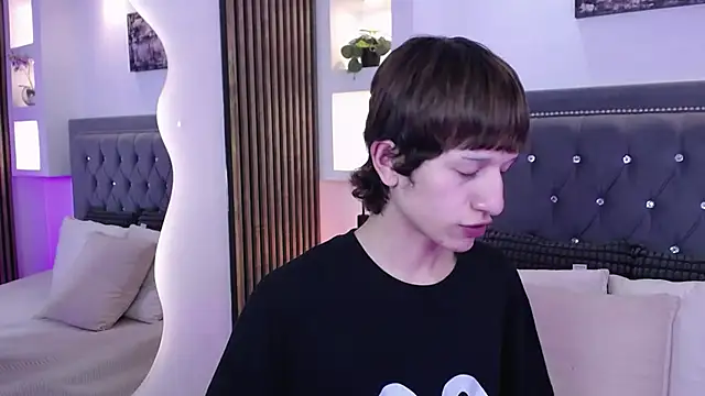 Emo Boy  online show from May 17, 9:59 pm