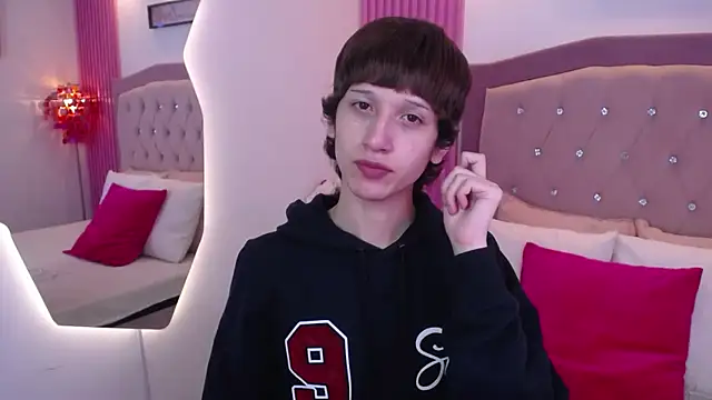Emo Boy  online show from May 14, 3:31 pm