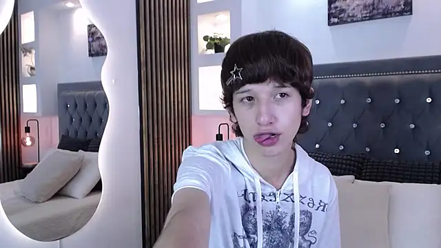 Emo Boy  online show from April 13, 8:24 pm