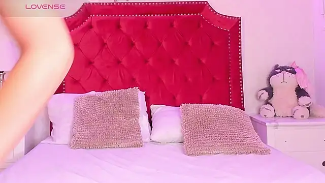 Sara Collinss  online show from October 14, 11:33 am