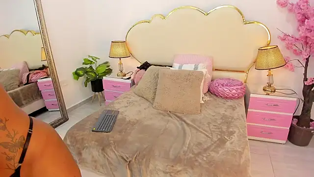 Snapshot of _NinaFox_ chatting on July 14, 8:48 pm NinaFox online show from July 14, 8:48 pm