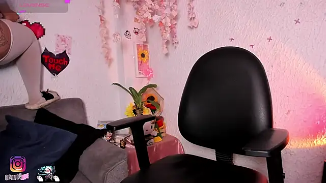 Emilycollei online show from May 17, 4:56 am