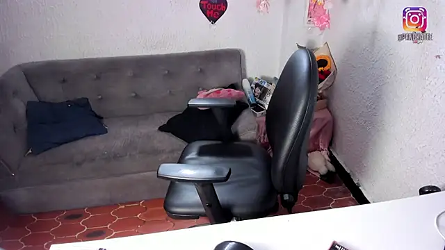 Emilycollei online show from April 3, 7:20 pm