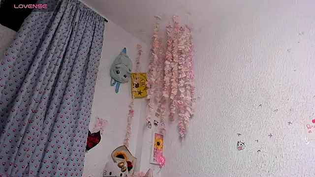 Snapshot of Emilycollei chatting on July 18, 6:55 am Emilycollei online show from July 18, 6:55 am