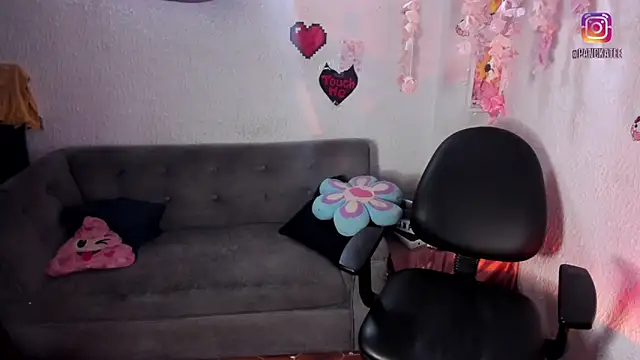 Emilycollei online show from March 24, 6:19 pm