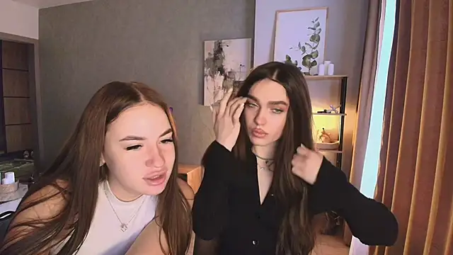 MayaGlow online show from November 30, 5:19 am