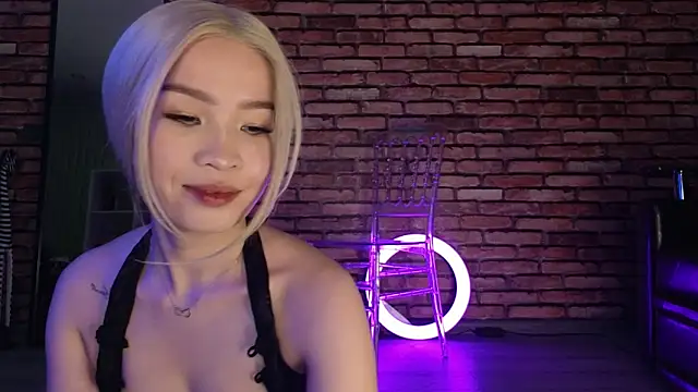 Snapshot of saya_li1 chatting on November 8, 8:34 pm saya li1 online show from November 8, 8:34 pm