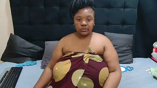 Snapshot of CaramelBootty chatting on July 13, 3:00 pm CaramelBootty online show from July 13, 3:00 pm