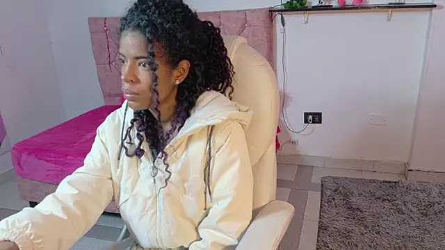 thianahorny online show from April 4, 1:28 pm