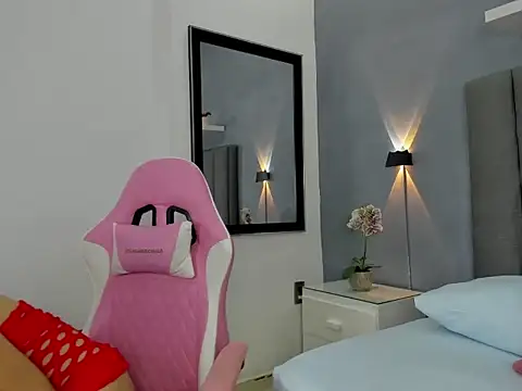 laura maite  online show from November 26, 12:16 pm