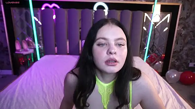 SnowWhiti online show from February 7, 8:06 pm