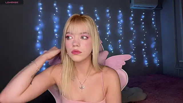 myprettylola online show from November 29, 7:36 pm