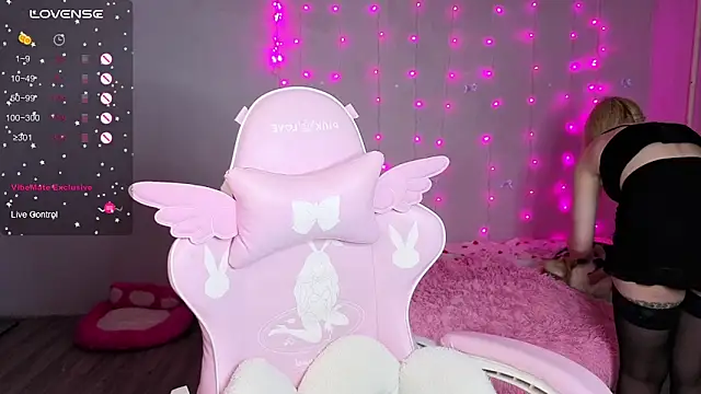 myprettylola online show from April 7, 9:16 pm