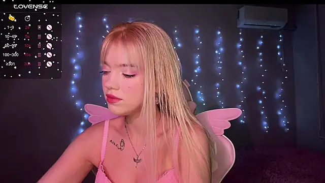 myprettylola online show from December 5, 7:34 pm