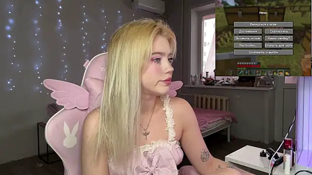 myprettylola online show from February 25, 1:33 pm