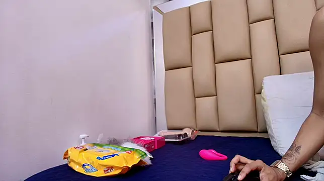 hannah teehn online show from November 14, 7:06 pm