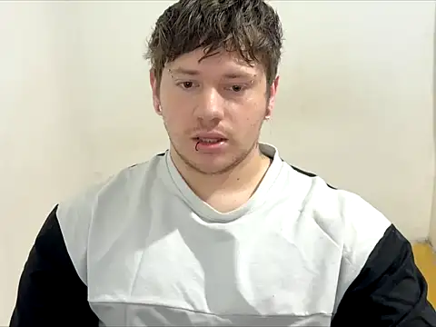 Snapshot of Skol_100802 chatting on May 1, 1:49 pm Skol 100802 online show from May 1, 1:49 pm