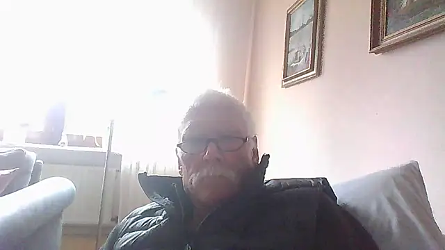 Snapshot of super-snoopy chatting on April 20, 9:12 am super-snoopy online show from April 20, 9:12 am