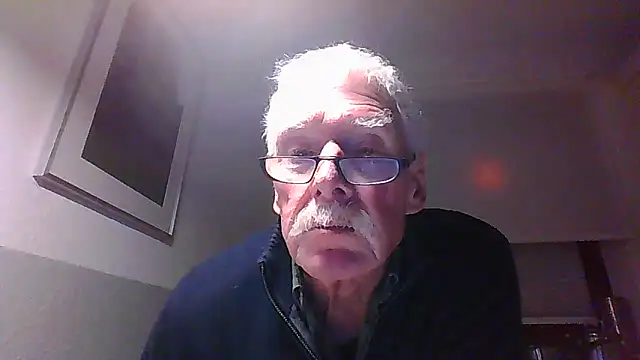 Snapshot of super-snoopy chatting on December 4, 5:01 pm super-snoopy online show from December 4, 5:01 pm