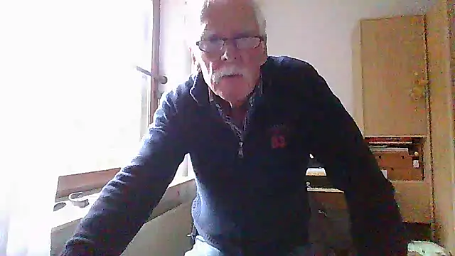 Snapshot of super-snoopy chatting on October 26, 9:20 am super-snoopy online show from October 26, 9:20 am