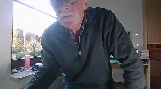 Snapshot of super-snoopy chatting on January 19, 2:28 pm super-snoopy online show from January 19, 2:28 pm