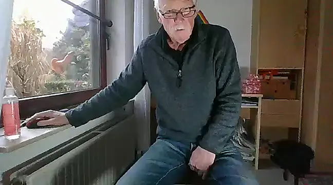 Snapshot of super-snoopy chatting on December 8, 9:24 am super-snoopy online show from December 8, 9:24 am