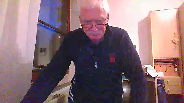 Snapshot of super-snoopy chatting on December 5, 3:43 pm super-snoopy online show from December 5, 3:43 pm