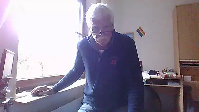 Snapshot of super-snoopy chatting on November 2, 9:03 am super-snoopy online show from November 2, 9:03 am