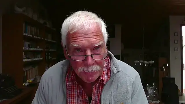 Snapshot of super-snoopy chatting on September 14, 8:37 am super-snoopy online show from September 14, 8:37 am