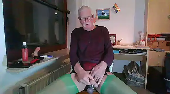 Snapshot of super-snoopy chatting on December 23, 3:55 pm super-snoopy online show from December 23, 3:55 pm