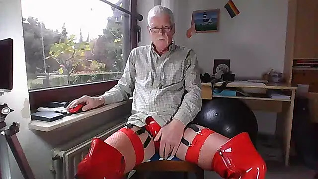 Snapshot of super-snoopy chatting on November 16, 9:25 am super-snoopy online show from November 16, 9:25 am