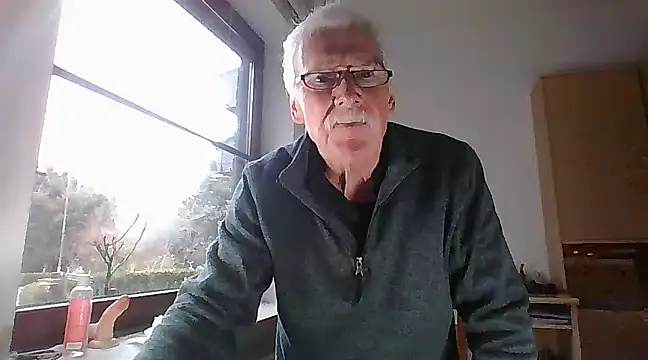 Snapshot of super-snoopy chatting on February 2, 9:18 am super-snoopy online show from February 2, 9:18 am