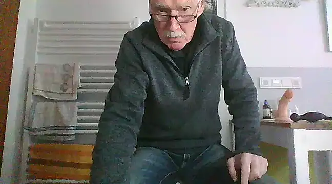 Snapshot of super-snoopy chatting on January 12, 9:40 am super-snoopy online show from January 12, 9:40 am