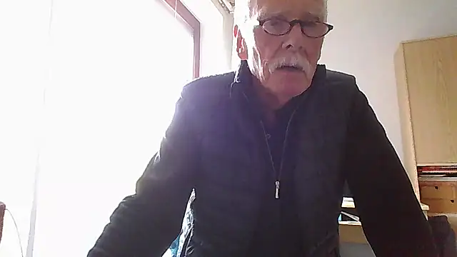 Snapshot of super-snoopy chatting on April 19, 9:54 am super-snoopy online show from April 19, 9:54 am