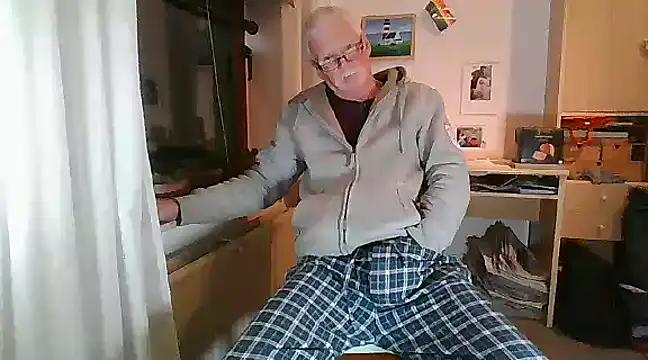 Snapshot of super-snoopy chatting on December 20, 9:28 pm super-snoopy online show from December 20, 9:28 pm