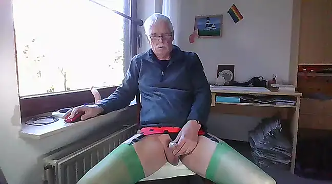 Snapshot of super-snoopy chatting on March 2, 10:05 am super-snoopy online show from March 2, 10:05 am