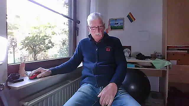 Snapshot of super-snoopy chatting on October 5, 8:27 am super-snoopy online show from October 5, 8:27 am